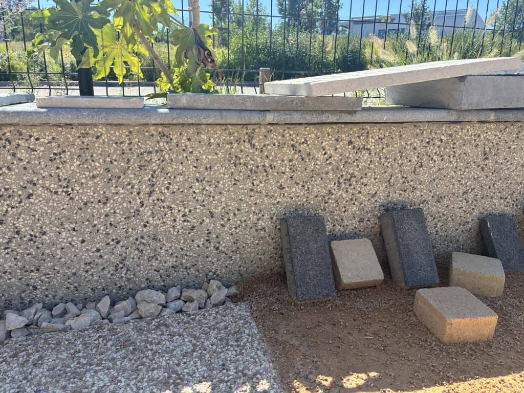 Muret béton sablé