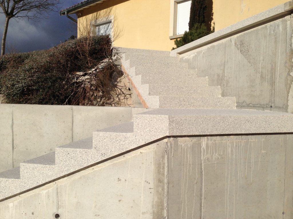 innovsols-marches-Escalier béton sablé Yzeron