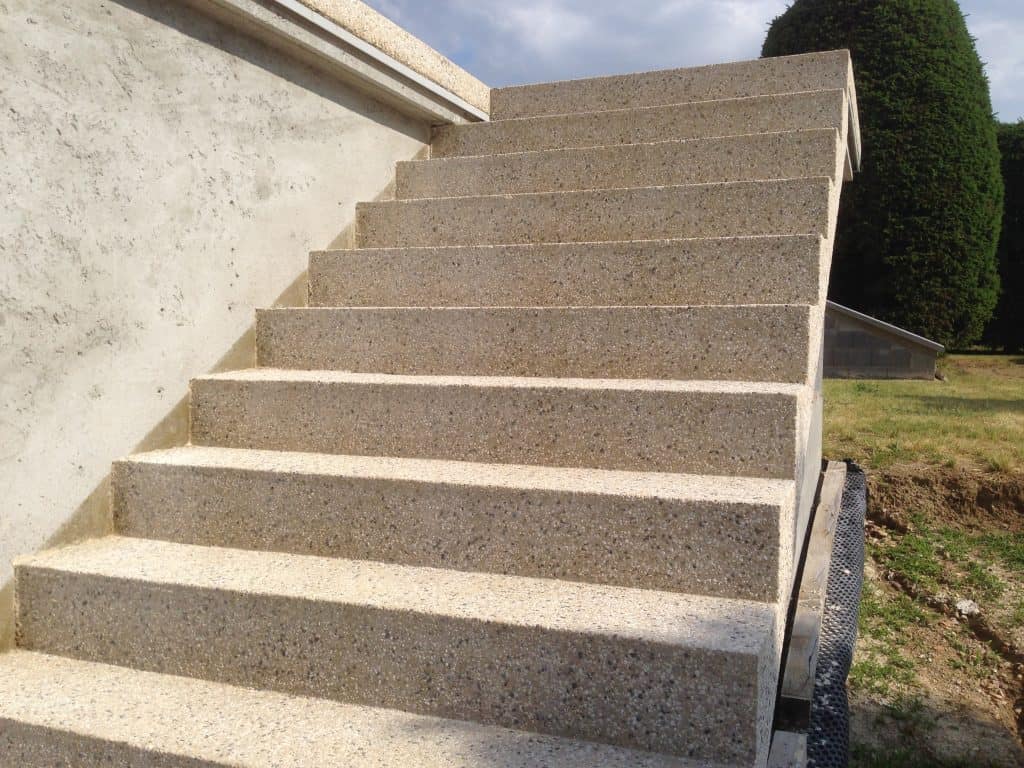 innovsols-marches-Escalier béton sablé Yzeron 2